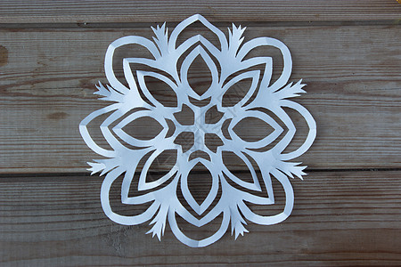 木桌上的纸雪花 插图 礼物 简单的 冰 卡片 庆祝 冬季图片