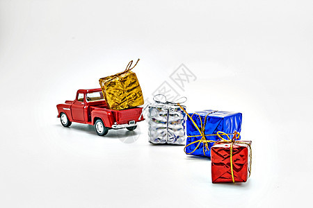红色汽车旧式玩具 带礼品的垫箱 礼物 复古的 购物图片