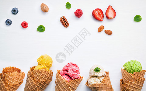 多彩的冰淇淋 带锥子 和各种水果草莓 蓝色 小吃 健康图片