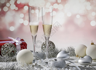 两杯香槟庆祝圣诞节与红色装饰和 gif 薄片图片