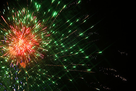 天空中的烟花光亮 新年 节日 派对图片