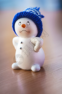 木桌上的可爱雪人 玩具娃娃 祝贺 圣诞节 假期图片