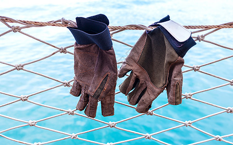 挂在蓝海堡游艇网上悬挂的手套 奢华 自由 热带图片