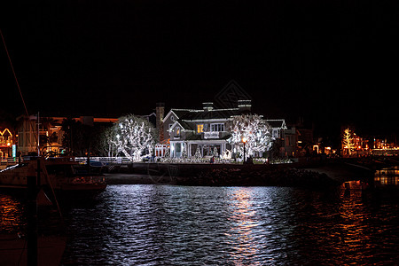 家里有多彩的假日灯光 巴尔博亚岛 船 帆船 夜灯 喜庆的图片