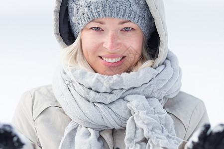 女孩在冬天玩雪 幸福 漂亮的 帽 成人 霜 户外 女士图片