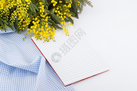 黄色米莫萨和笔记本的布束图片