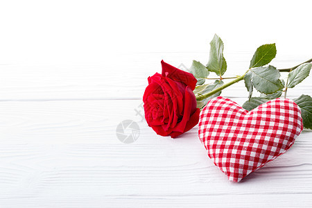 红玫瑰和白背景的心图片