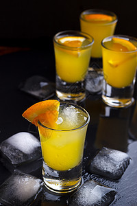 橙和冰的鸡尾酒 庆典 橙子 龙舌兰酒 甜的 寒冷的 玻璃 酒吧图片