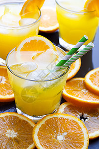 橙和冰的鸡尾酒 龙舌兰酒 果汁 桌子 镜头 液体 玻璃图片