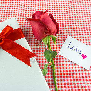红玫瑰与留言卡图像的情人节 爱 美丽的 假期 装饰风格图片