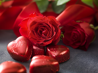 情人节玫瑰花 配有红丝带和鲜果巧克力图片