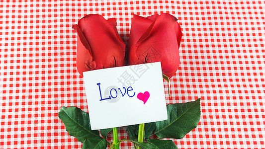 红玫瑰与留言卡图像的情人节 复古的 爱 木头 浪漫图片
