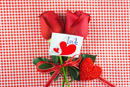 红玫瑰与留言卡图像的情人节 礼物 二月 花图片