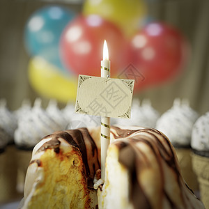 带贺卡的生日蛋糕和Candel概念贴合照片图片
