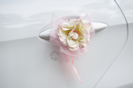 结婚礼车手柄上的花朵装饰图片
