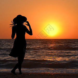 戴帽子看日出的女人图片
