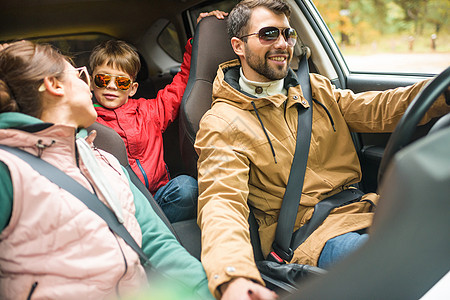 幸福的一家人乘车旅行 快乐的 父亲 旅游 女性 路图片