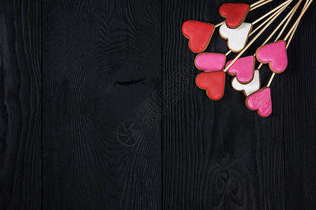 情人节的姜饼 爱 木头 糖 浪漫的 糖果 甜点 礼物图片