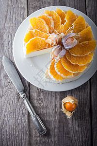 芝士蛋糕装饰着橙子和植物 装潢 不健康的饮食 酸浆图片
