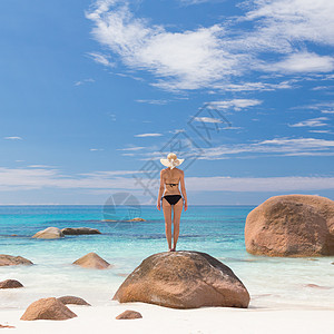 在塞舌尔普拉斯林岛享受安斯·拉齐奥图片完美海滩的女人 普拉兰岛 棕褐色图片