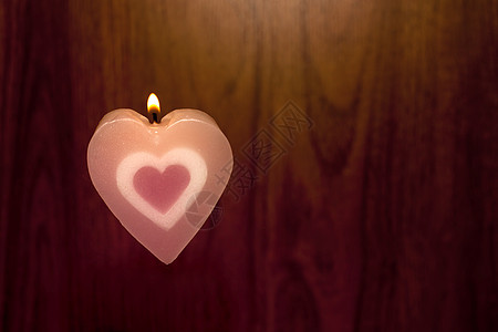 蜡烛塑造心脏 闪亮的 心爱 火花 心形 烧伤 黑暗 二月图片