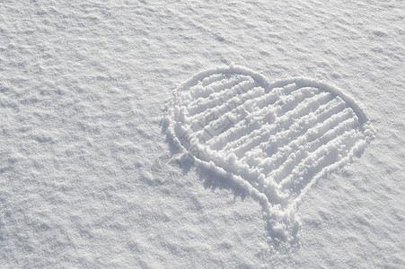 浪漫的情人节心画在雪上 寒冷 自然 圣诞节 幸福图片