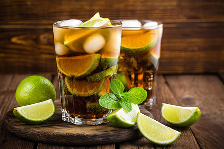 Cuba Libre 鸡尾酒加可乐 石灰和玻璃冰 冷长饮 饮料 棕色的图片