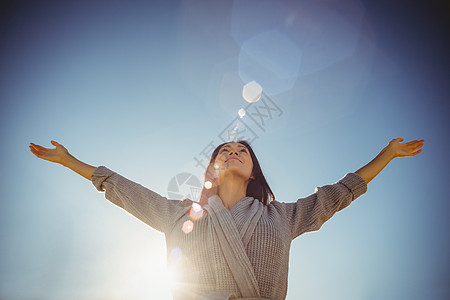 妇女伸出双臂站立 天空 浴衣 女士 阳光 美丽的 自由图片