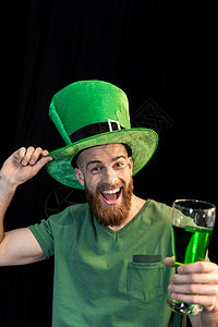 在圣帕特里克日 黑色的St Patrick酒吧 圣帕特里克节 绿色啤酒图片