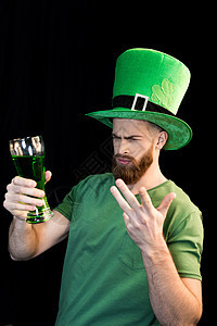 在圣帕特里克日 黑色的St Patrick酒吧 拿着杯啤酒的不开心男人的肖像图片