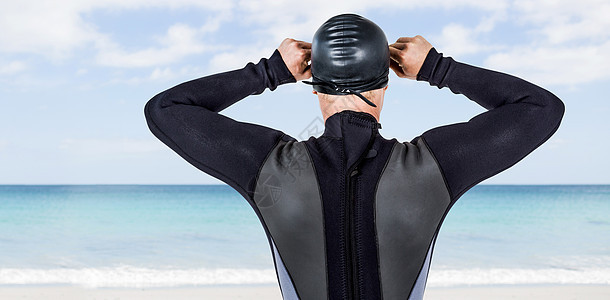 身穿游泳护目镜的湿衣泳装游泳者后部景象复合图像 训练 奥运会图片