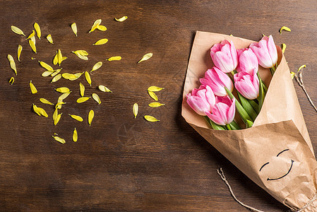 粉红郁金香花束 黄色花瓣 花的 华丽的 浪漫的 木桌子 开花图片