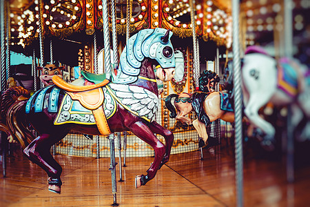 假日公园中的古法式旋转木马 三匹马和飞机在传统的游乐场老式旋转木马上 与马一起旋转木马图片