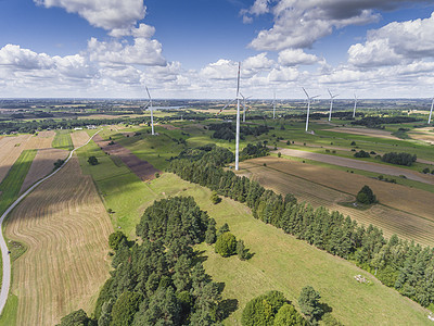 波兰苏瓦基的风力涡轮机 从上面看 夏天 天空图片