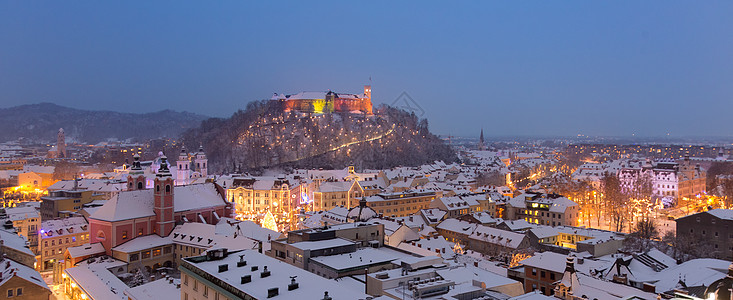 Ljubljana的空中全景观 为欧洲斯洛文尼亚圣诞节节日装饰 镇 堡垒图片