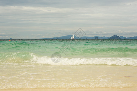 海上悬挂白帆的轮船航行 蓝色的 速度 弓 导航 夏天图片