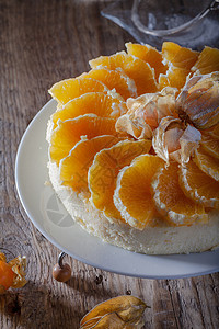 芝士蛋糕装饰着橙子和植物盐 糕点 财富 甜点图片
