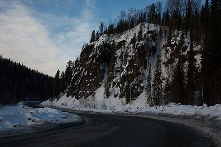 雪山山林道路图片