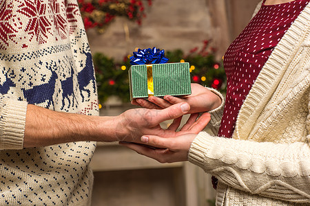 一对夫妇在圣诞节现年 夫妻 假期 礼物盒 圣诞礼物图片