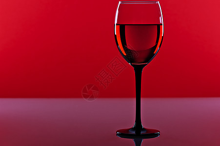 红背景的红色法国葡萄酒杯背景图片