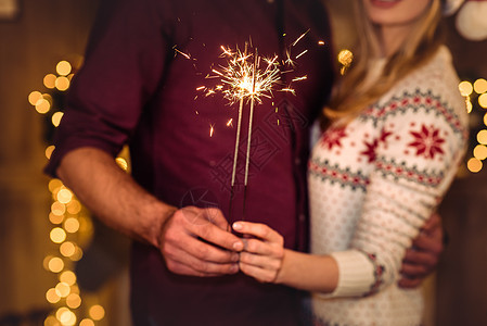 几对持有火花的夫妇 手 新年 快乐的 圣诞节的时候 喜悦图片