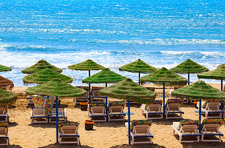 沙滩上的伞 旅行 假期 休息室 异国情调 晴天 树 棕榈图片