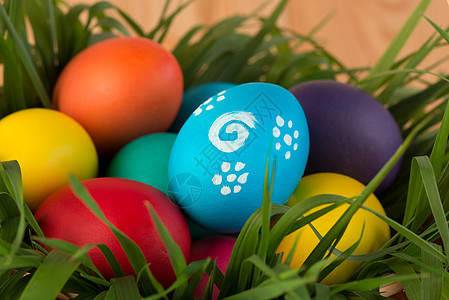 带草的篮子里的假日复活节彩蛋图片