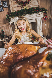 可爱胖胖火鸡假日餐桌上可爱的女孩 问候语 火鸡 假期 快乐的 食物背景