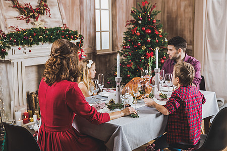 节日餐桌上的幸福家庭 兄弟姐妹 妈妈 爸爸 圣诞节前夕图片