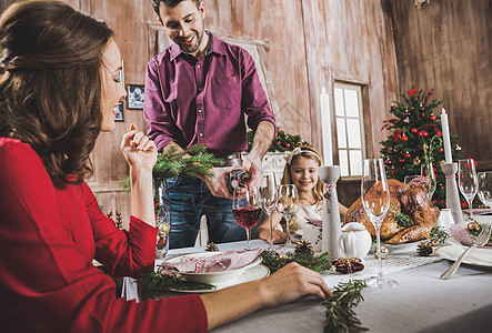 节日餐桌上的幸福家庭 问候语 孩子 快活的 圣诞节的时候图片