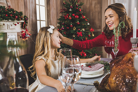 母亲和女儿在假日餐桌上 妈妈 快乐的 场景 团聚 圣诞节前夕图片