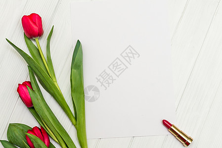 白木板上的红色郁金香 婚礼 信 问候语 假期图片