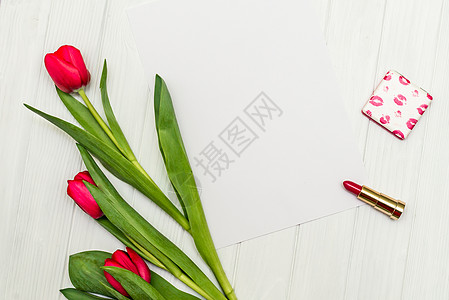 白木板上的红色郁金香 卡片 浪漫的 空的 多于 季节图片