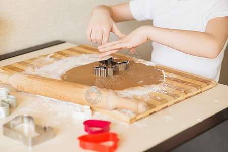 儿童在圣诞节饼干烘烤上的总班级 年轻气质 饼干模具 复活节图片